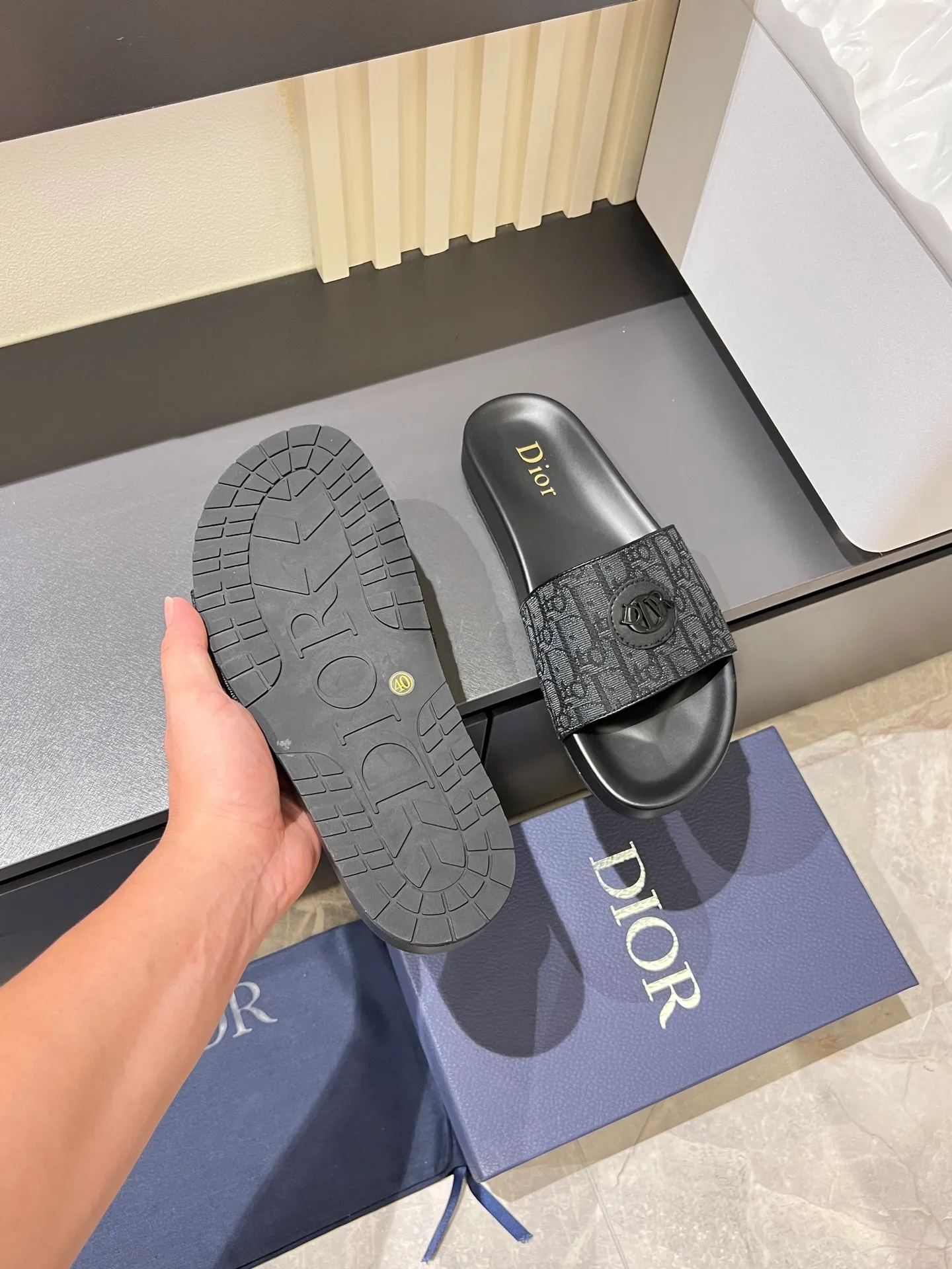 Men's men's shoes 💰p300 Size 38-45 Dior Dior's latest H-Town series Oblique thick sole slippers sandals Original purchase development and production This Dior H-Town sandals pay tribute to the classic logo of sports style and highlight Dior's high-end spirit. Crafted from black rubber with a beige and black Oblique printed upper, it's accentuated with tonal calfskin details. The rubber sole incorporates a variety of elements and is embellished with the Dior logo for a refined, futuristic look. Can be worn with shorts or jeans. Comes with exquisite packaging at the counter 🛍📦 ▪️ Fabric: Original customized imported Oblique embroidery ▪️ Lining: Imported soft sheepskin ▪️ Sole: Original molded ultra-light foam material ▪️ Bottom thickness: 4CM